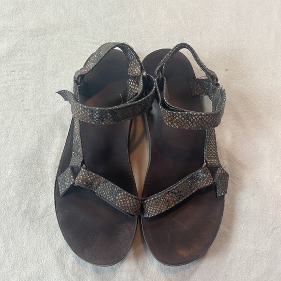 Teva sandals neutral metallic snakeskin pattern - Picture 2 of 9